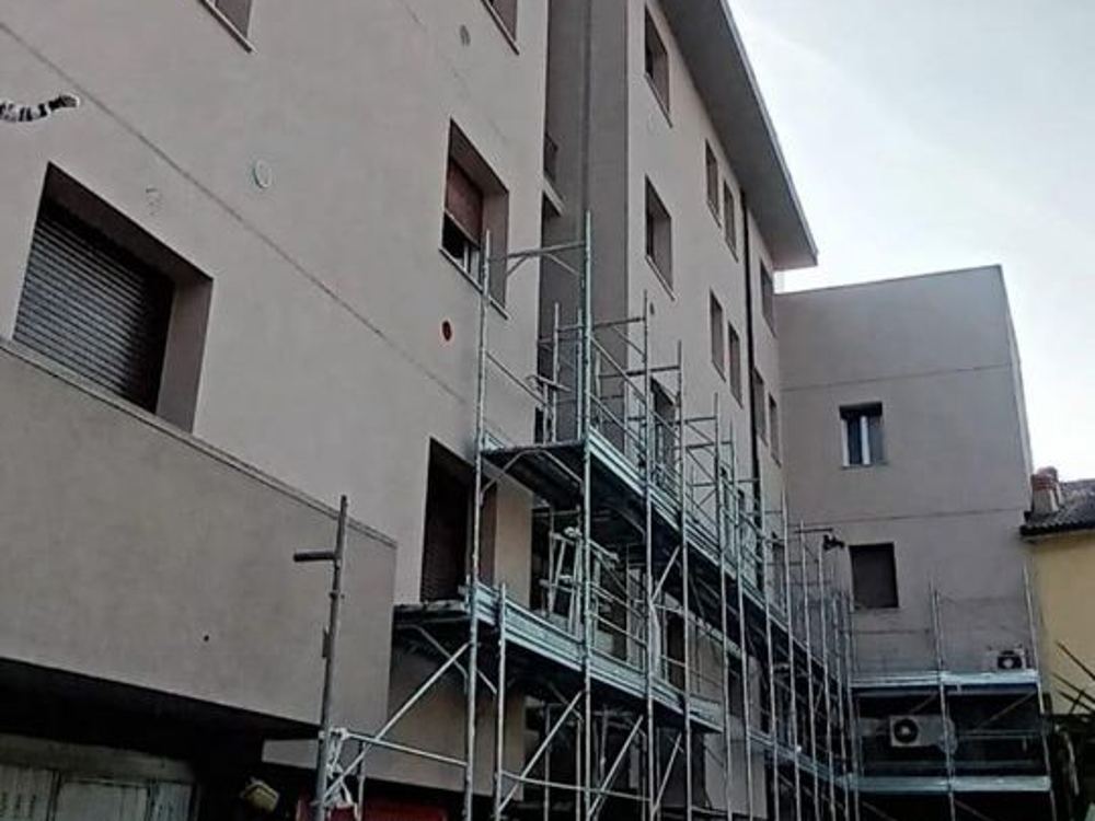 Palazzina residenziale con ponteggio allestito per l'intervento di riqualificazione della facciata