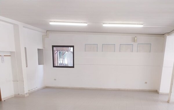 Aula scolastica a lavori conclusi, tinteggiata e con pavimento posato