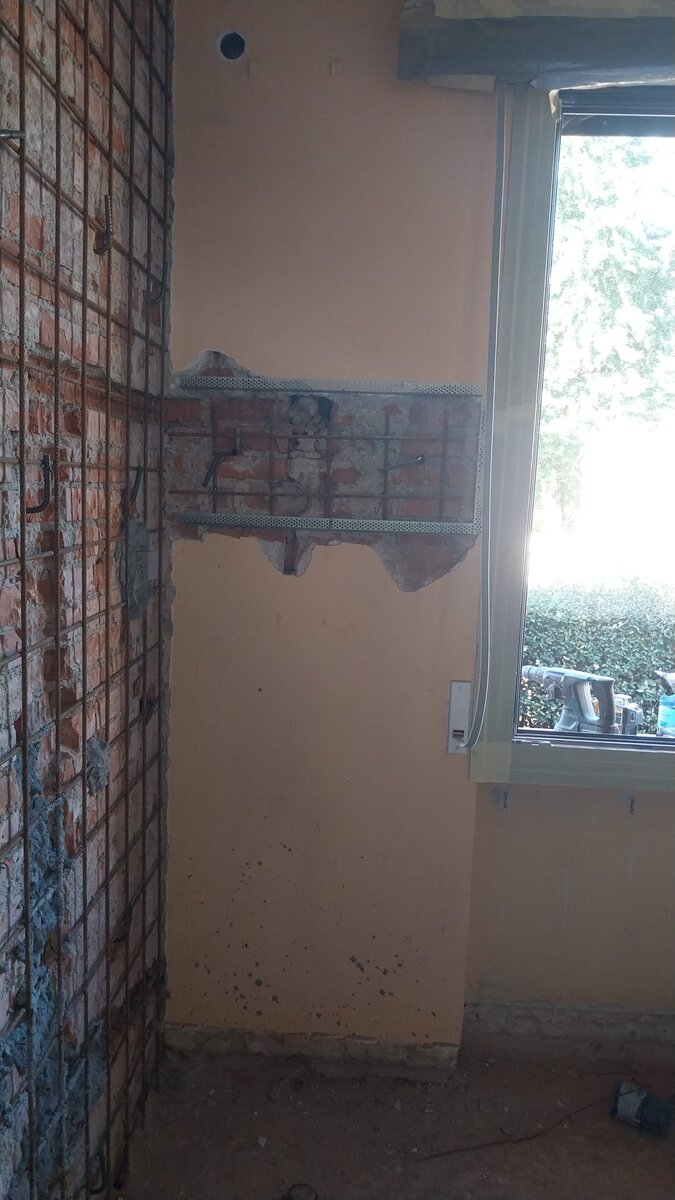 Muratura con rete elettrosaldata posata prima del betoncino, per adeguamento sismico